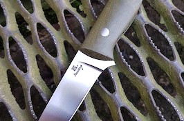 Drop point with classic lines in RWL34 andgreen micarta